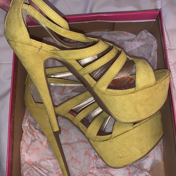 Lime green/yellow heels - Picture 4 of 4